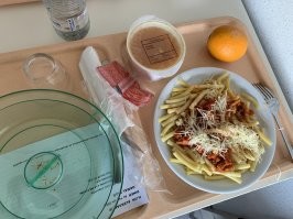 Кормят по разному , это все зависит с тем с чем ты попал , вот допустим еда спустя 4 дня голодания и то не сам хотел голодать а плановый осмотр был и причем ежедневный . 
Бельгия фотки с прошлого июня .