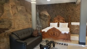 Отель на Шри-Ланке, приютившийся на склоне скалы в ущелье, с выходом этой самой скалы в номер.