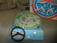 Ты не видишь где пальцы на клаве и что за мышку держится? Очевидно же, что он играет в новую версию игры "За рулем"!!!