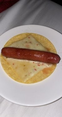 Слушайте а вот это меж прочим удобно, не знаю что это внизу за "блин" возможно тортилься, но судите сами мы просто сворачиваем блин с сыром вокруг сосиски и получаем удобный и вкусный перекус!