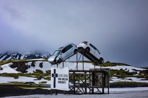 Ну такие знаки безопасности были и в Советском Союзе. В 80-хх годах прошлого века, проезжая мимо поста ГАИ рядом с Ясиноватой, я часто видел подобные натюрморты.