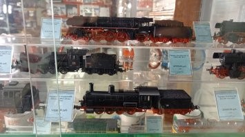 Эххх... Помню свою "За рулем". Ключ был потерян, поэтому заводил с помощью плоской отвертки. (Аааа, вооот оно начало любви к GTA! ). А про железную дорогу всегда мечтал. Вот на днях зашел, походил, прослезился и вышел...