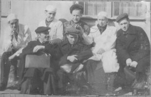 В общаге.
Причём, в той же самой, где и мой батя жил, когда учился после демобилизации. 
Фронтовиков брали охотно, а он всю войну прошёл, Берлин брал, а потом два года ещё дослуживал. Сначала демобилизовали старших возрастов, а он с 1923 г.