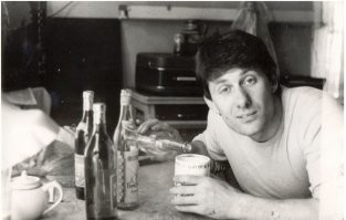 Это я - студент пятого курса мединститута.
1981 год.