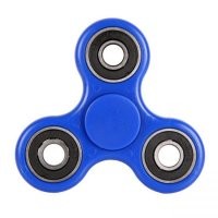 СПИНЕР
Первое изделие, напоминающее спиннер, в 2014 году изобрел Скотт МакКоскери   специалист в IT-индустрии. Ему хотелось создать карманное приспособление для снятия стресса в офисе, на совещаниях, перед выступлениями на публике и т.д. Так свет увидело устройство, названное torqbar (от слова torque   крутящий момент). Игрушка имела металлический корпус и подшипник в центре.