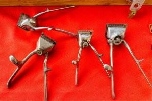 Какие начало 1900? Меня в детстве отец такой подстригал. Где-то она даже еще валяется.