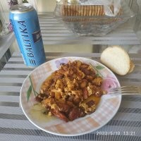 Не, кто жил в общаге никогда так не обломается! Задача еды в чем? Чтоб было быстро, вкусно и сытно. Всё. Десерты, коктейли, тортики?!! В жопу торт! Мужики готовят брутально! Картоха, яйца, сардельки, лук, чеснок, имбирь, соевый соус и 20 минут времени - объедение!