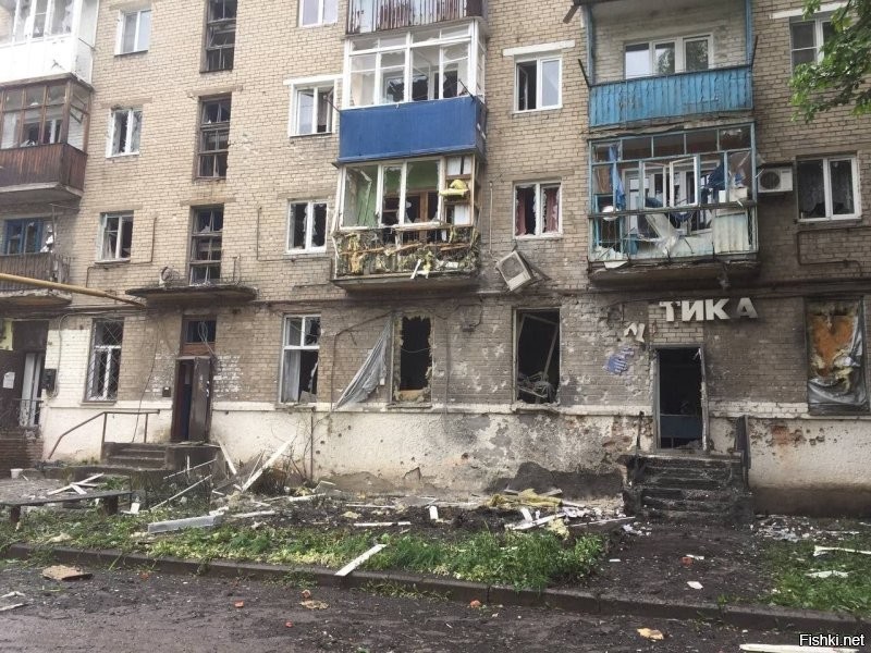 Новые кадры из Петровского района Донецка, который с самого утра обстреливают  ВСУ.

В результате удара по городу загорелся супермаркет и был повреждён жилой дом. Информации о пострадавших пока нет.

@rt_russian
