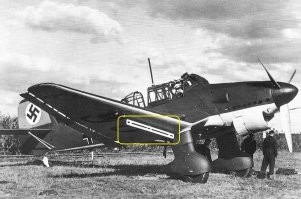 Если бы неубираемые шасси были частью механизма ограничения скорости пикирования - из не прикрыли бы обтекателями. 
Вес и размеры тормозных щитков и механизмов их привода в десяток раз меньше веса и размеров механизмов выпуска-уборки и фиксации шасси.
Так что мимо.