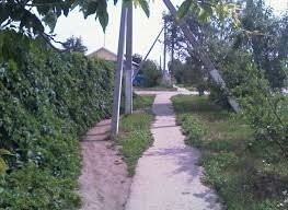 а каким опасностям подвергался человек, прошедший под таким столбом