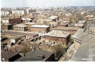 Мой дом в кадр попал, жили там до 1977 года, печное отопление, сарай, вода только холодная, газ. Туалет холодный. Сам дом двухэтажный, первый этаж кирпич, второй дерево. Кому рассказываю, никто не верит, что такое было в Москве до конца 70-х. Москва, 2 проезд Марьиной Рощи, дом 13/25.