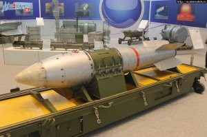 Сейчас они попроще, от обычной авиабомбы отличаются только упаковкой и охраной.