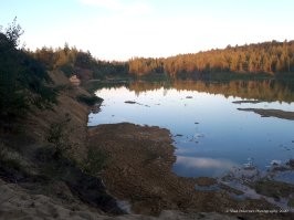 Были в Курской области цветные озёра, местная достопримечательность, реально красиво. В одном народ купался, вода чистая яркого бирюзового цвета. Руководство ГОКа, на отвалах которого это чудо образовалось, решило порядок навести. Короче, взорвали нах. Сказали "оползень". Мудачьё.