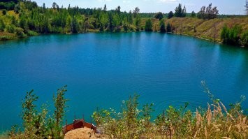 Были в Курской области цветные озёра, местная достопримечательность, реально красиво. В одном народ купался, вода чистая яркого бирюзового цвета. Руководство ГОКа, на отвалах которого это чудо образовалось, решило порядок навести. Короче, взорвали нах. Сказали "оползень". Мудачьё.