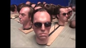 Кстати в третьей матрице клонов агента Смита сделали с помощью множества масок, одетых на актеров.