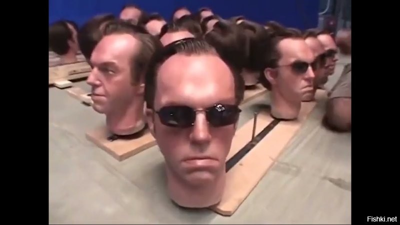 Кстати в третьей матрице клонов агента Смита сделали с помощью множества масок, одетых на актеров.