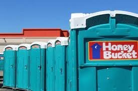 реальный бренд в США по аренде мобильных туалетов - Honey Bucket (медовое ведро)