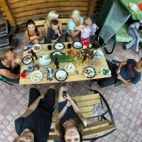 У меня на даче радом участки мой, двоюродного брата и троюродного брата, с детства вместе росли там вместе все лето, и щас до сих пор тусим вместе, шашлычки-коньячки))