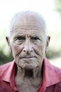 За историю конечно спасибо, но может про самого Энцо , что-то нужно добавить? Тем более, что умер он ещё в 2016 году в 85 лет.

Энцо Майорка родился у моря, и жизнь свою посвятил ему же. Нырять с задержкой дыхания итальянец начал в 1953 году, а узнав о фридайверах, достигших на задержке дыхания глубины 41 метр, Энцо решил заняться глубиной всерьёз. Он стал первым человеком, который преодолел отметку 50 метров, вопреки заявлениям учёных о том, что лёгкие человека не могут выдержать такой глубины. Несколько лет шло подводное противостояние лучших фридайверов тех лет   Энцо Майорки, Жака Майоля, Америго Сантарелли, Тетаке Вильямса, Роберта Крофта. Титул чемпиона переходил от одного спортсмена к другому. За 14 лет Энцо Майорка установил 15 мировых рекордов. На несколько лет Энцо Майорка оставлял спортивные погружения и вплотную занимался вопросами окружающей среды. В 1988 году Энцо погрузился на 101 метр глубины при помощи слэда   своеобразного лифта, используемого в дисциплине No limits.

P.S. разные виды дельфинов могут находится под водой разное время, от 5 минут и до пары часов.