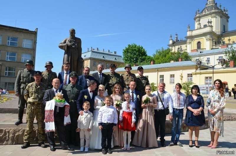 Это Львов. До 2014 года. 
Бандеровцы воевали и с немцами тоже (похороны "ветерана" дивизии СС Галичина) (сарказм)
На Украине нацизма нет.
Ага.