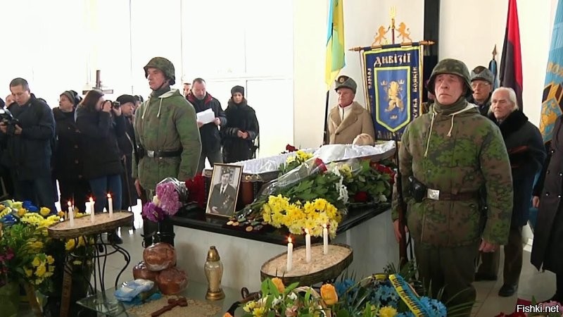 Это Львов. До 2014 года. 
Бандеровцы воевали и с немцами тоже (похороны "ветерана" дивизии СС Галичина) (сарказм)
На Украине нацизма нет.
Ага.