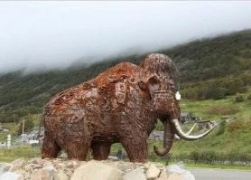 Это макет из фанеры или стальной?

Скульптуры из стали бывают ничего так.
Скульптуры голых дев приводить не буду.
А вообще: