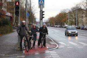 Как-то так организовано велодвижение, плюс высокая культура поведения на дорогах.