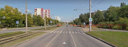 пешеходник на малахова, перед юрина - дебильное место. постоянно пробка в час пик, из за "гусей".
надеюсь, что после этого инцидента светофор поставят. а урода прав лишат + дед денег на лечение срубит. хотя, легче ему от этого не станет.