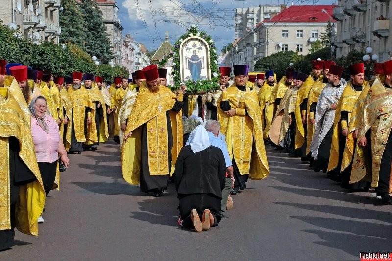 Крестный ход? Это когда бородатые мужики в платьях, не работают, а ходят туда-сюда?