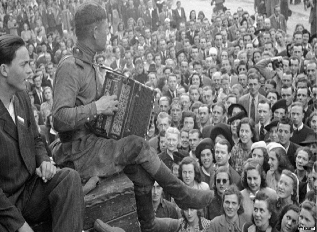 Военные песни 1945 года слушать. Евровидение 1945 года финал. Евровидение 1945 года финал фото. Радость Победы 1945.