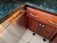 Весьма удобно для хранения ножей (чтоб дети не добрались), а при желании, вполне просто открыть этот ящик, предварительно откинув дверцу посудомойки (или что там).