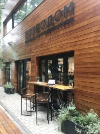 Это не бараки.
Это жилищный индивидуализм.
Хотя минимализм из дерева, бетона и стекла с грамотным архитектором мне нравится больше.
Вот кафе в Сокольниках. Зимой, конечно, не жарко. Да и цены кусючие. Но красиво.