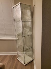 "После переезда обнаружилось, что стены в доме кривые"
-реально? А если присмотреться - то вы эту х"йню стеклянную неровно поставили.