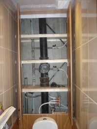 За бачком тех.шкаф, в котором канализационный стояк и трубы. (фото не моё, но у меня 1:1) Сделал полочки для химии. Если законопатить и поверх повесить бак, то место пропадёт.