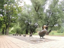 В Москве есть скульптурная группа: "Дорогу утятам", в Новодевичьем парке (на фото). В Бостоне точно такая же.