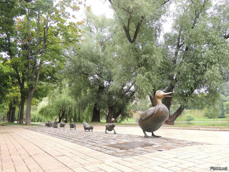 В Москве есть скульптурная группа: "Дорогу утятам", в Новодевичьем парке (на фото). В Бостоне точно такая же.