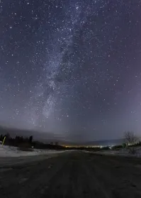 Млечный Путь это плоская спираль. Практически диск. Мы живём на витке. То, что мы видим, это соседний виток. В предгорьях Киргизии космос ближе. Я наблюдал Млечный Путь всё детство и юность. Я комету Галлея видел! Это не то, что рисуют в детских книжках художники, которые никогда в жизни не видели комету. Всё гораздо прозаичнее. Это тупо фонарь с лучом, который подвесили по центру небосвода. Так же и с Млечным Путем. Тёмная субстанция, окутанная светом. Так видят художники,переигравший в ГОФ. Да Млечный Путь и есть СВЕТ!!! Это мириады звёзд! И выглядит он более, чем прозаично, но от этого не менее завораживающе.
И ещё. Кто нибудь. Объясните мне, как Млечный Путь можно увидеть аркой на горизонте. По-моему, для этого нужно отлететь от галактики миллиона на два парсеков. Всё, я ухожу в плоскоземельщики.