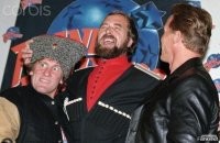 Тот, что посредине очень на Гостюхина похож.