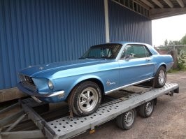 то что вы видели в музее "крылочайки" - я такую машину перевозил из Германии в Москву на прицепе, ездить я на ней не ездил, не много по по парковке, загонял и сгонял с прицепа, машина реально не удобная, двери вообще ад, ни открыть, не закрыть нормально, башкой об открытую дверь пару раз заехал. есть машины и покрасивей, дорогая - да. эти, например, мне нравится больше