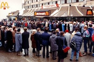 Помню этот год. Я заканчивал школу, готовился к выпускным и к поступлению в институт. В школе выдавали «гуманитарную помощь» от западных «партнёров». Пустые полки магазинов. Талоны почти на всё. Огромные очереди. Пошел за молоком в магазин. Ждал минут 15. Когда вывези всего одну тележку, люди начали драться за пакеты. В стране повис запах безысходности и уныния. А «Партнёры» уже во всю рекламировали новые ценности…