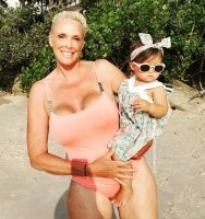 А меня даже и не удивило, что у неё грудь волосатая