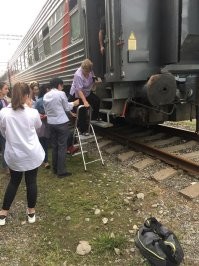 Да, такой вот, плохой сервис РЖД. Бедные пассажиры вынуждены совершать посадку со стремянки. До чего довел страну... Даже рельсы не чистят - совсем заржавели.
Дьявол кроется в мелочах.
