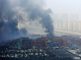 Взрывы в Тяньцзине   техногенная катастрофа, которая произошла 12 августа 2015 года в порту, расположенном в новом районе Биньхай города Тяньцзинь, на севере Китая.
22:50 по местному времени (14:50 UTC) начали поступать сообщения о пожаре на расположенных в порту Тяньцзиня складах фирмы «Жуйхай», занимающейся транспортировкой опасных химических веществ. Как выяснили позднее следователи, его причиной послужило самовозгорание перегревшегося на летнем солнце контейнера с сухой нитроцеллюлозой, после чего взорвались соседние контейнеры с нитратом аммония и другими химикатами. 
Около 23:30 с интервалом в 30 секунд произошло два мощных взрыва. Местная сейсмологическая служба оценила мощность первого взрыва в 3 тонны тротилового эквивалента, второго   в 21 тонну. Были зафиксированы толчки магнитудой 2,3 и 2,9 по шкале Рихтера. 

Взрывы в бейрутском    катастрофа, произошедшая в порту Бейрута, столицы Ливана, вечером 4 августа 2020 года.
Всего прогремело два взрыва; во время второго, более мощного, взорвалось 2750 тонн аммиачной селитры, конфискованной с судна «Rhosus» и с 2013 года хранившейся в портовой зоне. Погибли 210 человек и получили ранения около 6 тысяч человек, в городе произошли серьёзные повреждения зданий, остались без жилья примерно 300 тысяч жителей.
Второй взрыв был зафиксирован на видеозаписях множеством очевидцев, так как первый взрыв привлёк внимание к этому месту. Его сопровождала мощная ударная волна с образованием за фронтом, в области пониженного давления белой куполообразной зоны конденсации (облака Вильсона), и нанёсшая основные повреждения вне порта. Свидетели говорят, что дома на расстоянии 10 км получили повреждения от взрыва. Мощность второго взрыва оценивается в 2,2 килотонны в тротиловом эквиваленте. 

Гора Тамбора
В 1815 году произошло крупнейшее в истории человечества извержение вулкана. В Индонезии взорвалась гора Тамбора с силой около 1000 мегатонн в тротиловом эквиваленте. В результате взрыва было выброшено около 140 миллиардов тонн магмы, были унесены жизни 71000 человек, причем это были не только жители острова Сумбава (Sumbawa), но и соседнего острова Ломбок (Lombok). Пепел, который был повсюду после извержения, спровоцировал даже развитие аномалий глобальных климатических условий.
Следующий год, 1816, стал известен как год без лета, с выпавшем в июне снегом, и с сотнями тысяч людей, которые умерли от голода во всем мире.
Фото почему-то нигде нет ... :-)