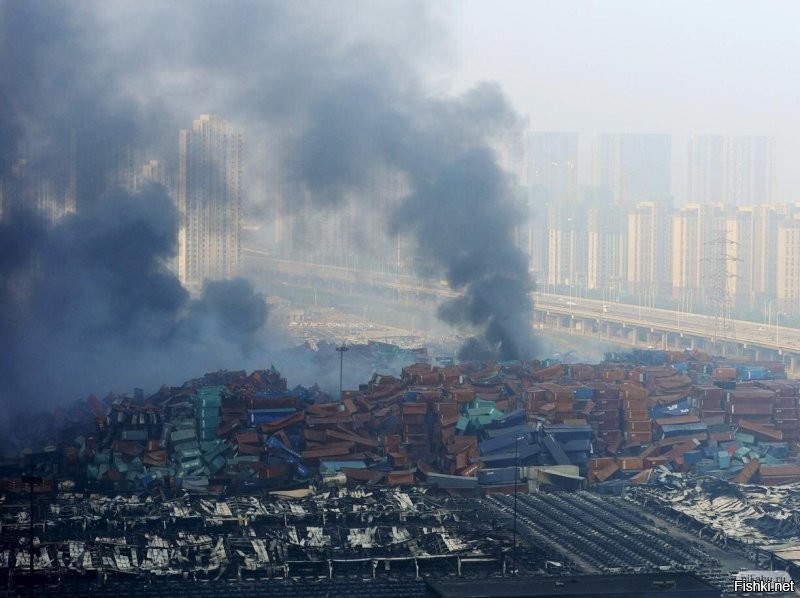 Взрывы в Тяньцзине   техногенная катастрофа, которая произошла 12 августа 2015 года в порту, расположенном в новом районе Биньхай города Тяньцзинь, на севере Китая.
22:50 по местному времени (14:50 UTC) начали поступать сообщения о пожаре на расположенных в порту Тяньцзиня складах фирмы «Жуйхай», занимающейся транспортировкой опасных химических веществ. Как выяснили позднее следователи, его причиной послужило самовозгорание перегревшегося на летнем солнце контейнера с сухой нитроцеллюлозой, после чего взорвались соседние контейнеры с нитратом аммония и другими химикатами. 
Около 23:30 с интервалом в 30 секунд произошло два мощных взрыва. Местная сейсмологическая служба оценила мощность первого взрыва в 3 тонны тротилового эквивалента, второго   в 21 тонну. Были зафиксированы толчки магнитудой 2,3 и 2,9 по шкале Рихтера. 

Взрывы в бейрутском    катастрофа, произошедшая в порту Бейрута, столицы Ливана, вечером 4 августа 2020 года.
Всего прогремело два взрыва; во время второго, более мощного, взорвалось 2750 тонн аммиачной селитры, конфискованной с судна «Rhosus» и с 2013 года хранившейся в портовой зоне. Погибли 210 человек и получили ранения около 6 тысяч человек, в городе произошли серьёзные повреждения зданий, остались без жилья примерно 300 тысяч жителей.
Второй взрыв был зафиксирован на видеозаписях множеством очевидцев, так как первый взрыв привлёк внимание к этому месту. Его сопровождала мощная ударная волна с образованием за фронтом, в области пониженного давления белой куполообразной зоны конденсации (облака Вильсона), и нанёсшая основные повреждения вне порта. Свидетели говорят, что дома на расстоянии 10 км получили повреждения от взрыва. Мощность второго взрыва оценивается в 2,2 килотонны в тротиловом эквиваленте. 

Гора Тамбора
В 1815 году произошло крупнейшее в истории человечества извержение вулкана. В Индонезии взорвалась гора Тамбора с силой около 1000 мегатонн в тротиловом эквиваленте. В результате взрыва было выброшено около 140 миллиардов тонн магмы, были унесены жизни 71000 человек, причем это были не только жители острова Сумбава (Sumbawa), но и соседнего острова Ломбок (Lombok). Пепел, который был повсюду после извержения, спровоцировал даже развитие аномалий глобальных климатических условий.
Следующий год, 1816, стал известен как год без лета, с выпавшем в июне снегом, и с сотнями тысяч людей, которые умерли от голода во всем мире.
Фото почему-то нигде нет ... :-)