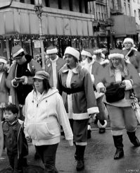 А здесь у всех ч\б костюмы и лица в сером гриме.....