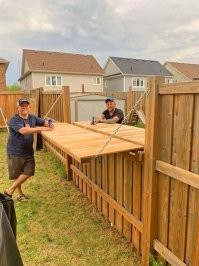 Это не "инструмент социальной дистанции", это забор дружбы. Сегодня у меня мангал, а у соседа ящик пива, в следующие выходные наоборот.