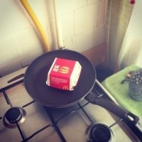 Кто нибудь объяснит ему что микроволновка предназначена не для сушки носков а именно для таких случаях...

Правда стоит еще объяснить что сушить носки на сковородке тоже не рекомендуется...
