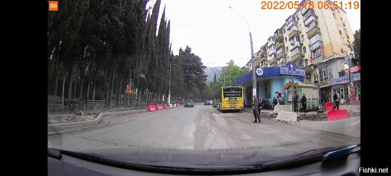 Не знаю как там в АлуштКе, в Ялте своих приколов хватает...
Такой пздц по всему городу. Раскопали сразу везде, а делают пяток рабочих на весь город. Город уже почти месяц без асфальта, во дворах ямы и кучи мусора.
#ялтагородсчастья блджд.