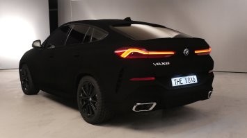 А вот автомобили в цвете Vantablack выглядят и впрямь несколько необычно.