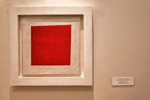 Вот этот шедевр видел как-то лет 25 назад на втором этаже первого терминала аэропорта JFK в Нью-Йорке.